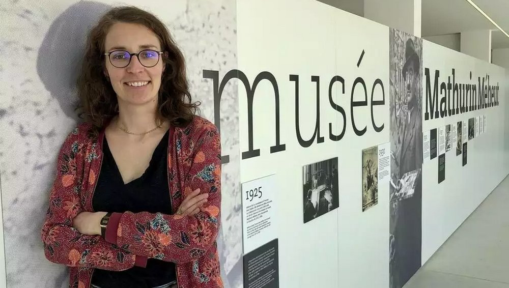 Laura Hamonic (MAGEMI 3 | 2011-2012), chargée des collections au musée Mathurin Méheut de Lamballe en 2023. Photo Ouest-France